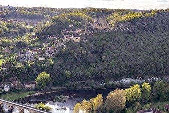 Vue aérienne de Pont de la Dordogne sous le château de Castelnaud-la Chapelle à Castelnaud-la-Chapelle dans le département Dordogne, France