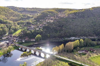 Vue aérienne de Pont de la Dordogne sous le château de Castelnaud-la Chapelle à Castelnaud-la-Chapelle dans le département Dordogne, France