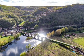Photographie aérienne de Pont de la Dordogne sous le château de Castelnaud-la Chapelle à Castelnaud-la-Chapelle dans le département Dordogne, France