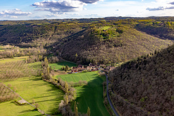 Vue aérienne de Vallée du Céou à Castelnaud-la-Chapelle dans le département Dordogne, France