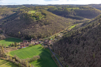 Vue aérienne de Vallée du Céou à Castelnaud-la-Chapelle dans le département Dordogne, France