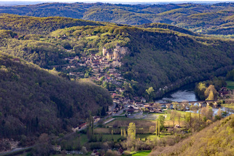 Vue aérienne de Château de Castelnaud-la Chapelle au-dessus du pont de la Dordogne à Castelnaud-la-Chapelle dans le département Dordogne, France