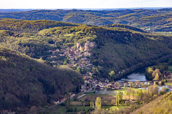 Vue aérienne de Château de Castelnaud-la Chapelle au-dessus du pont de la Dordogne à Castelnaud-la-Chapelle dans le département Dordogne, France