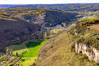 Photographie aérienne de Château de Castelnaud-la Chapelle au-dessus du pont de la Dordogne à Castelnaud-la-Chapelle dans le département Dordogne, France