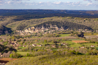 Vue d'oiseau de La Roque-Gageac dans le département Dordogne, France