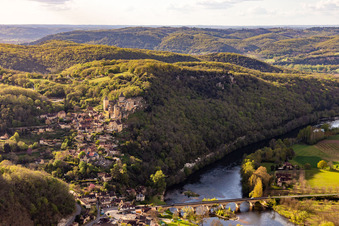 Vue oblique de Château de Castelnaud-la Chapelle au-dessus du pont de la Dordogne à Castelnaud-la-Chapelle dans le département Dordogne, France