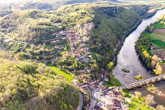 Château de Castelnaud-la Chapelle au-dessus du pont de la Dordogne à Castelnaud-la-Chapelle dans le département Dordogne, France hors des airs