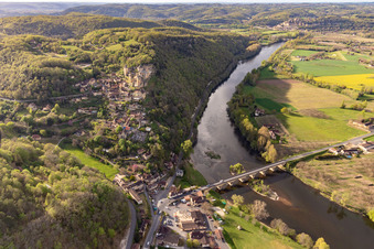 Vue aérienne de Complexe du Château de Castelnaud-la-Chapelle au-dessus du pont de la Dordogne à Castelnaud-la-Chapelle dans le département Dordogne, France