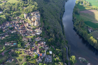 Château de Castelnaud-la Chapelle au-dessus du pont de la Dordogne à Castelnaud-la-Chapelle dans le département Dordogne, France vue d'en haut