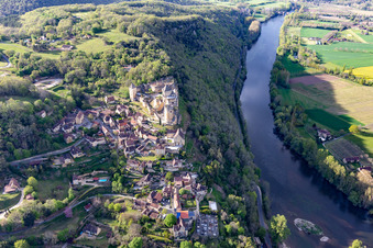 Château de Castelnaud-la Chapelle au-dessus du pont de la Dordogne à Castelnaud-la-Chapelle dans le département Dordogne, France depuis l'avion