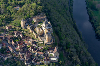 Vue d'oiseau de Château de Castelnaud-la Chapelle au-dessus du pont de la Dordogne à Castelnaud-la-Chapelle dans le département Dordogne, France