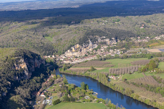 La Roque-Gageac dans le département Dordogne, France vue du ciel