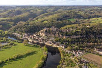 Vue aérienne de Château de Beynac à Beynac-et-Cazenac dans le département Dordogne, France