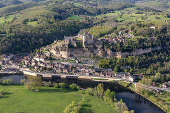 Vue oblique de Château de Beynac à Beynac-et-Cazenac dans le département Dordogne, France