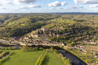 Château de Beynac à Beynac-et-Cazenac dans le département Dordogne, France d'en haut