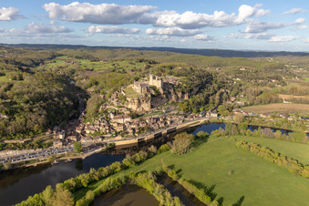 Château de Beynac à Beynac-et-Cazenac dans le département Dordogne, France hors des airs
