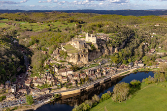 Vue aérienne de Complexe du château de Beynac à Beynac-et-Cazenac dans le département Dordogne, France