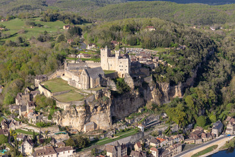 Château de Beynac à Beynac-et-Cazenac dans le département Dordogne, France vue d'en haut