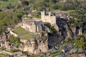 Château de Beynac à Beynac-et-Cazenac dans le département Dordogne, France depuis l'avion