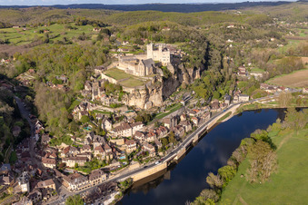 Vue aérienne de Complexe du château de Beynac à Beynac-et-Cazenac dans le département Dordogne, France