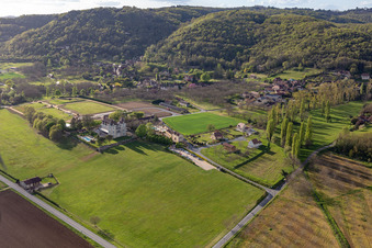 Vue aérienne de Château de Monrecour à Saint-Vincent-de-Cosse dans le département Dordogne, France