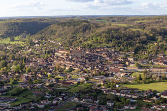 Vue aérienne de Saint-Cyprien dans le département Dordogne, France