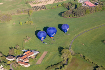 Vue aérienne de Lancement de ballons à Veyrines-de-Domme dans le département Dordogne, France