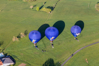 Vue aérienne de Trois montgolfières bleues décollant en Dordogne à Veyrines-de-Domme dans le département Dordogne, France