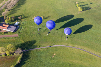 Vue oblique de Lancement de ballons à Veyrines-de-Domme dans le département Dordogne, France
