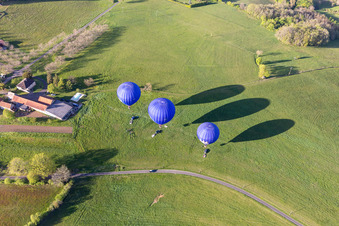 Vue aérienne de Trois montgolfières bleues décollant en Dordogne à Veyrines-de-Domme dans le département Dordogne, France