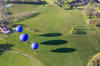 Photographie aérienne de Trois montgolfières bleues décollant en Dordogne à Veyrines-de-Domme dans le département Dordogne, France