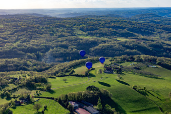 Lancement de ballons à Veyrines-de-Domme dans le département Dordogne, France d'en haut