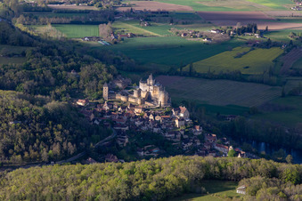 Vue aérienne de Château de Castelnaud-la Chapelle au dessus de la Dordogne à Castelnaud-la-Chapelle dans le département Dordogne, France