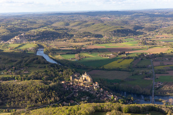 Vue aérienne de Château de Castelnaud-la Chapelle au dessus de la Dordogne à Castelnaud-la-Chapelle dans le département Dordogne, France