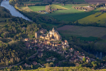 Vue aérienne de Complexe du château de Montfort au-dessus de la Dordogne à Vitrac dans le département Dordogne, France