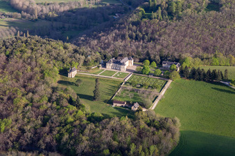 Vue aérienne de Parc du château de Lacoste à Castelnaud-la-Chapelle dans le département Dordogne, France