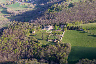 Vue aérienne de Château de Lacoste à Castelnaud-la-Chapelle dans le département Dordogne, France