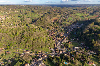 Vue aérienne de Cénac-et-Saint-Julien dans le département Dordogne, France