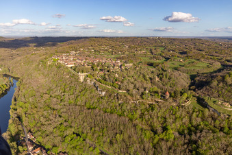 Vue aérienne de Village au dessus des rives de la Dordogne à Domme dans le département Dordogne, France