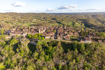 Citadelle à Domme dans le département Dordogne, France depuis l'avion