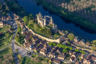 Vue aérienne de Complexe du château de Montfort au-dessus de la Dordogne à Vitrac dans le département Dordogne, France