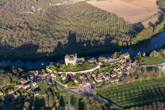 Vue d'oiseau de Montfort à Vitrac dans le département Dordogne, France