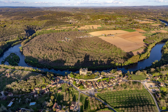 Vue oblique de Complexe du château de Montfort au-dessus de la Dordogne à Vitrac dans le département Dordogne, France