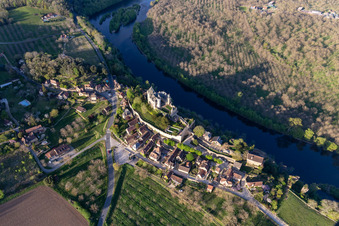 Complexe du château de Montfort au-dessus de la Dordogne à Vitrac dans le département Dordogne, France d'en haut