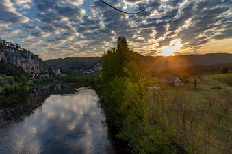 Vue aérienne de Château de la Malartrie au lever du soleil sur la Dordogne à La Roque-Gageac dans le département Dordogne, France