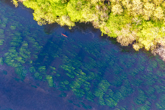 Vue aérienne de Pédalos en mouvement sur la Dordogne à Castelnaud-la-Chapelle à Vézac dans le département Dordogne, France