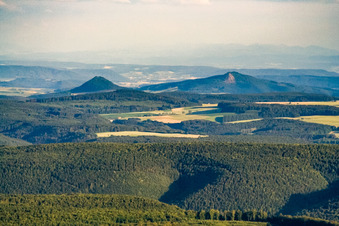 Vue aérienne de Paysage volcanique Hegau de Hohentwiel et Hohenneufen dans le district de Hohentwiel (Hohentwiel) à Singen dans le département Bade-Wurtemberg, Allemagne