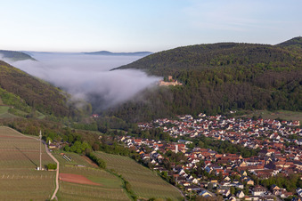 Vue aérienne de Le château de Landeck dans la brume matinale à Klingenmünster dans le département Rhénanie-Palatinat, Allemagne