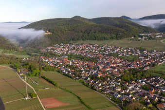 Vue oblique de Le château de Landeck dans la brume matinale à Klingenmünster dans le département Rhénanie-Palatinat, Allemagne