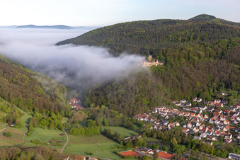 Le château de Landeck dans la brume matinale à Klingenmünster dans le département Rhénanie-Palatinat, Allemagne d'en haut